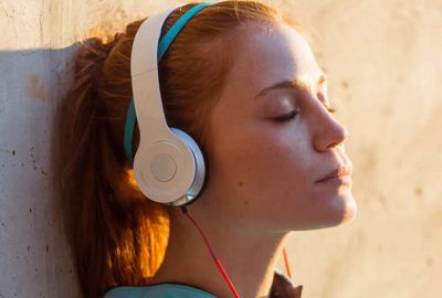 escuchar música alta auriculares